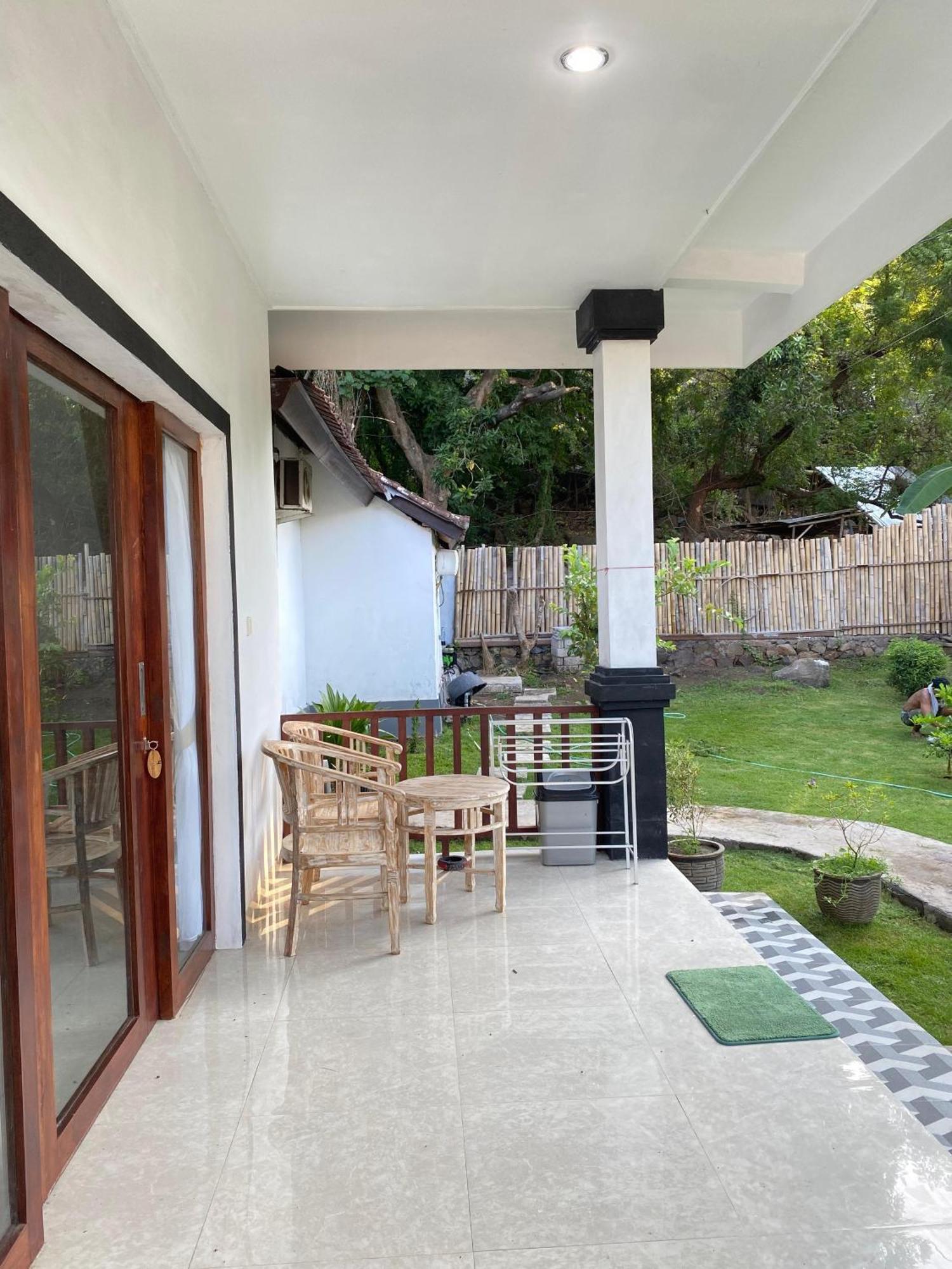 Coconut Beach Bungalows & Warung 2 Amed Extérieur photo
